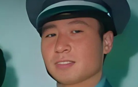 王学成1983年驾机叛逃到台湾，邓丽君前去接见他时低声耳语