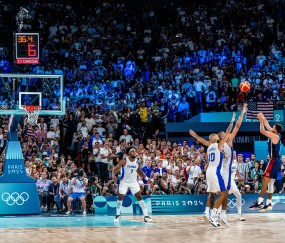 足球直播-戈贝尔评价库里奥运决赛发挥：见证传奇时刻倍感荣耀