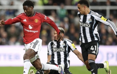 斗球直播-联赛11轮不败终结！曼联1-2遭十人纽卡绝杀，卡里克遭遇上任首败|纽卡斯尔|B费|拉姆塞|戈登|奥苏拉_新浪体育_新浪新闻